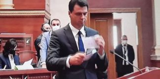 Nis votimi për Lindita Nikollën si kryetare, demokratët nisin ‘shfaqen’ grisin fletën e votimit dhe e hedhin në tokë