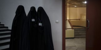 Talebanët e bëjnë fakt/ Gratë afgane do lejohen të shkojnë në Universitet, por do studiojnë në klasa vetëm për femra