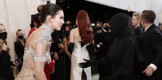 Zbulohet “enigma”, ja çfarë Kim i tha Kendall-it në kendamomentin që u bë viral në rrjet!