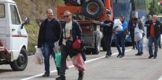 Reciprociteti i targave/ Vijon bllokada në veri të Kosovës për të katërtën ditë, serbët qendrojnë në kufi pavarësisht shiut e temperaturave të ulëta