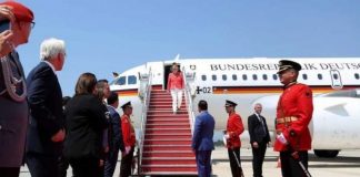 Merkel mbërrin në Tiranë/ Pritet në aeroport nga ministrja e Jashtme dhe ambasadori gjerman