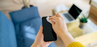 Këto janë gjërat që duhet të bëni, para se t’ia dorëzoni telefonin që sapo i keni shitur blerësit të ri