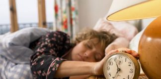 Akrepat lëvizin një orë pas nga dita e dielë, por si ndikon ndryshimi i orës në shëndetin mendor të njeriut?