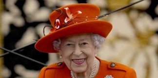Mbretëresha Elizabeth nuk e pranon çmimin për të moshuarit: Njeriu plaket kur do vetë