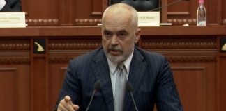 “I fike studentët duke blerë vaksinën 100 €”/ Rama i kthehet komentuesit: Nuk blihet vaksina si skedinë futbolli