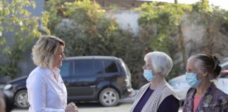 Dita Botërore e të Moshuarve/ Ruseti inspekton punimet te qendra sociale në Kombinat dhe mbjell pemë me të moshuarit: “400 të moshuar do marrin shërbim në qendrën e re sociale”