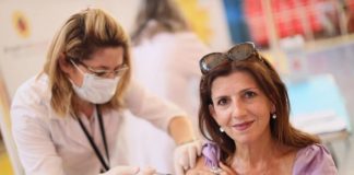 Komiteti i Imunizimit rekomandon dozë të tretë vaksine për mbi 60 vjeçarët dhe qytetarët me sëmundje kronike! Vaksinim edhe i fëmijëve mbi 12 vjeç me sëmundje kronike