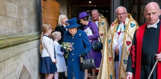 Mbretëresha Elizabeth me një bastun në dorë, po ndjen lodhjen e moshës?