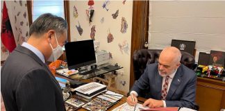 Rama pret në zyrë ministrin e jashtëm kinez, i dhuron një nga vizatimet e tij