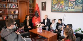 Kushi me nxënës dhe mësues të verbër: Do të punojmë që shkollat speciale t’i kthejmë në Qendra Burimore