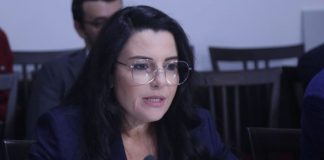 Deputeti fotografon Belinda Ballukun në mbledhje, ministrja: Pse më bën foto? Kush je ti…