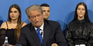 Berisha zhvendos ‘Foltoren’ në Lezhë, deputetët e qarkut e braktisin. I shkojnë Aldo Bumçi dhe Klevis Balliu