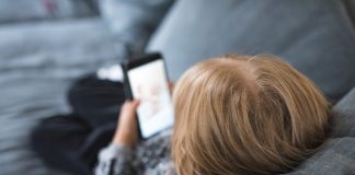 Smartphone-ët favorizojnë miopinë te fëmijët