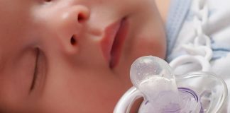 Studimi: Foshnjat kanë 15 herë më shumë mikroplastikë në trup