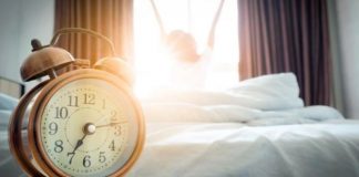 Cila është koha më e mirë për t’u zgjuar në mëngjes?