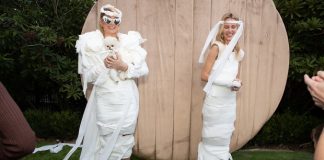 Paris Hilton habit sërish! Në festën e beqarisë vesh fustanin prej letre higjenike