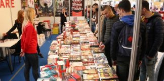 Panairi i Librit 2021/Veliaj i jep çmimin e autorit më të mirë shkrimtarit Virgjil Muçi