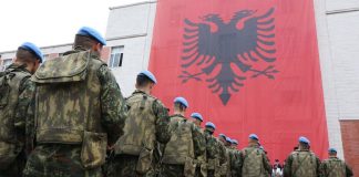 Qeveria rrit pagat e ushtarakëve me 30%, kredi të buta për të pastrehët