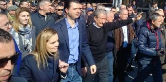 Opozita që kërkon karamele pasi ofroi molotovë!