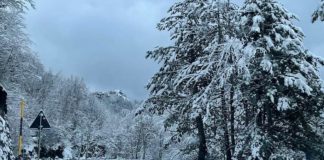 Thethi i mbuluar nga dëbora/ Zhbllokohet rruga pas reshjeve të dendura