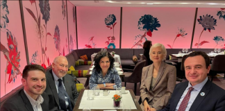 Alex Soros publikon foto nga takimi me Albin Kurtin dhe bashkëshorten e tij