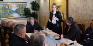 Një tjetër deputete i ikën nga “duart” Bashës, fton për kafe Berishën