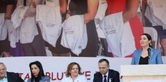 300 studentë të mjekësisë veshin bluzat e bardha, Manastirliu-Kushi: Do të rrisim kuotat për mjekësinë