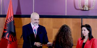 Ministrja Kushi në ceremoninë e dorëzimit të “Medaljeve të Arta”: Për ju dhe të gjithë të rinjtë shqiptarë ia vlen çdo sakrificë