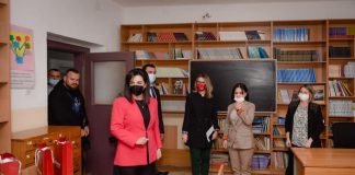 Albtelecom dhuron orendi dhe libra në shkolla / Ministrja Kushi: Në çdo kohë dhe në çdo vend, nuk ka investim më të mirë se arsimi