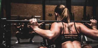 5 arsye pse një grua duhet të fillojë të ngrejë pesha