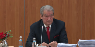 Sali Berisha i përgjigjet Yuri Kim: Mund të pijë kafe në livadhet e qeverisë, por ekzistojnë prova se po bën hakmarrje politike