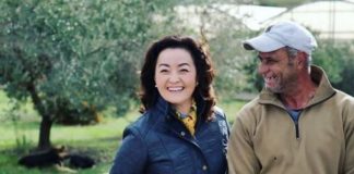 Ambasadorja Kim takon sipërmarrësin shqiptar: Gjithë jetën ka punuar tokën me duar, shpresoj që Zoti ta bekojë