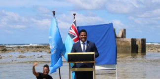 Me këmbët e zhytura në ujë, ministri mban fjalim për ndryshimet klimatike