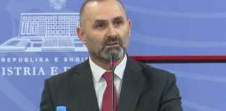 Qytetari denoncoi inspektorët e AKU në Fier në Njësinë Antikorrupsion, ministri Manja: Këto shushunja që fryhen me vulën e shtetit do të ndiqen nga SPAK