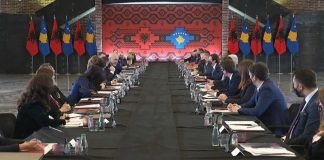 Batuta e Ramës në mbyllje të mbledhjes: E dini ku është ndryshimi mes diktatorëve dhe shefave të protokollit?