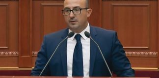 FOTO: Me pras dhe kastravec në dorë, deputeti i Lushnjes i drejtohet Parlamentit