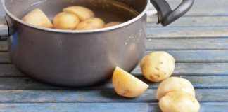 Ja pse nuk duhet ta hedhim ujin që ziejmë patatet