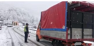 Reshje bore në Kukës, qarkullimi i mjeteve me pajisje dimërore