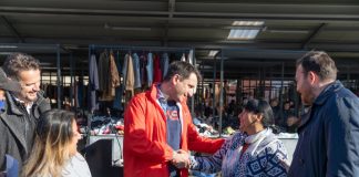 Hapet tregu i ri i rrobave të përdorura në Selitë/ Veliaj shpërndan licencat e para: 100 familje rome dhe egjiptiane do punojnë me dinjitet në hapësirën e re