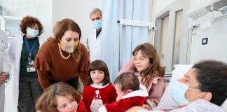 Sjell në jetë fëmijën e nëntë, Manastirliu viziton nënën dhe bebin në Maternitetin ‘Koço Gliozheni’: Bonus 120 mijë lekë për të porsalindurin