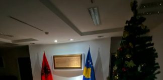 FOTO/ Kurti uron Krishtlindjet me dritat e zyrës fikur