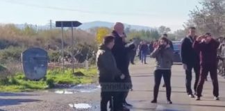 Kryeministri Rama viziton banorët e përmbytur në Fier