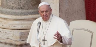 Festa e Krishtlindjes, apeli i papa Françeskut: Të përqafojmë përulesinë dhe jo madhështinë që nuk e kemi