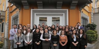 Ministrja Kushi uron Ditën Kombëtare të Rinisë me një foto të veçantë