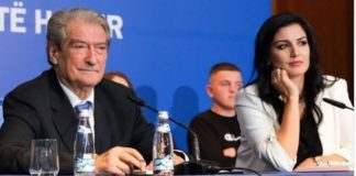 Baze tallet me Berishën: I vetmi baba që ka marrë huqet e djalit, mban në krah biba, mendon se i zbukurojnë plehrat që …