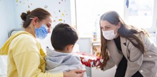 FSHF surprizon vogëlushët në Spitalin e Fëmijëve me dhurata