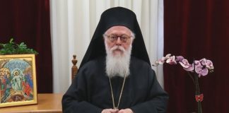 Kryepeshkopi Anastas Janullatos mesazh për Krishtlindje: Nuk jemi vetëm