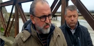 Moti i keq në Vlorë/ Situata shqetësuese në urën e Mifolit, Leli: Të evakuohen banorët dhe gjëja e gjallë