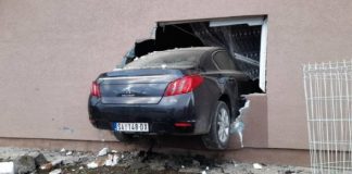 Makina del nga rruga dhe përfundon në dritaren e banesës