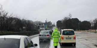 Prezencë uji në disa rrugë në Gjirokastër, policia apel shoferëve